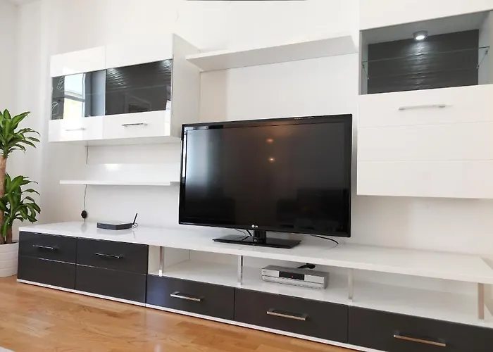 3 Sunny Apartments-schoenbrunn, 100m2 With Balcony Apartmán *